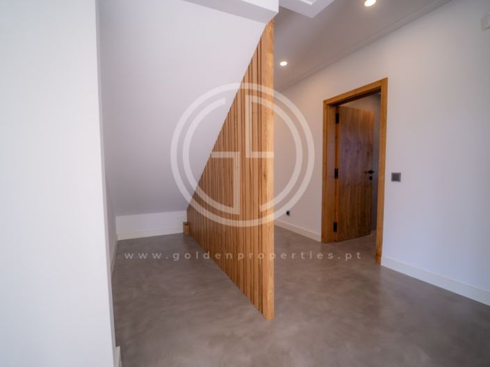 Image No.18-5 Bed House for sale