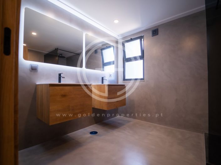 Image No.28-5 Bed House for sale