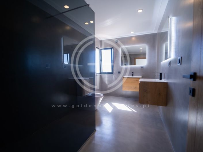 Image No.30-5 Bed House for sale