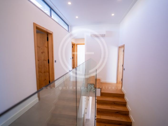 Image No.40-5 Bed House for sale