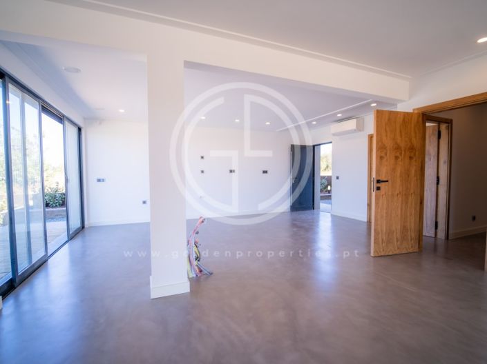 Image No.42-5 Bed House for sale