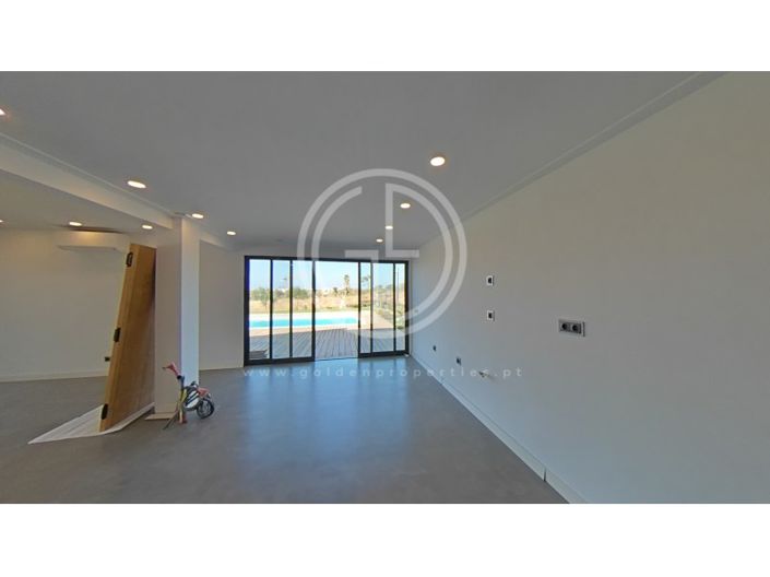 Image No.65-5 Bed House for sale