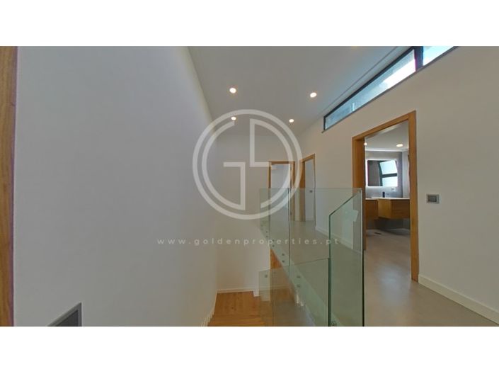 Image No.75-5 Bed House for sale