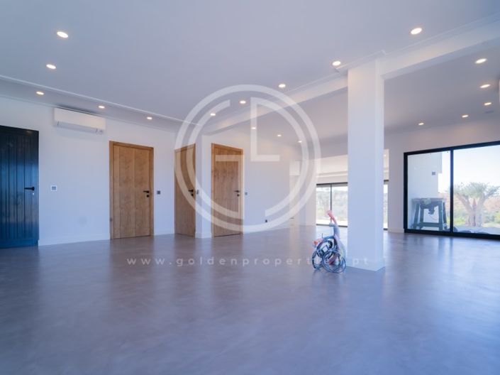 Image No.8-5 Bed House for sale