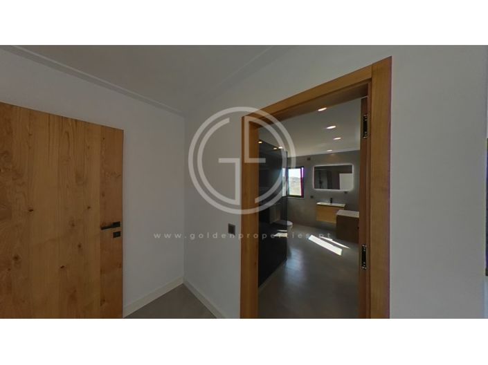 Image No.80-5 Bed House for sale