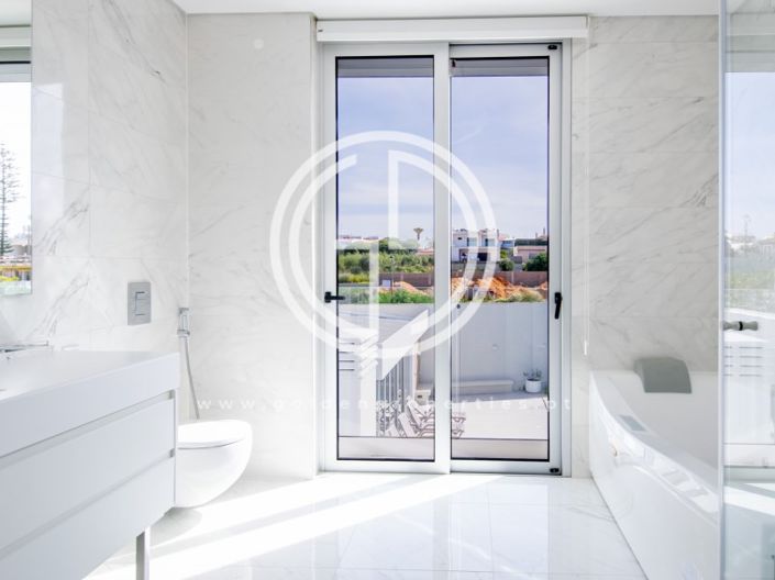 Image No.19-5 Bed House for sale