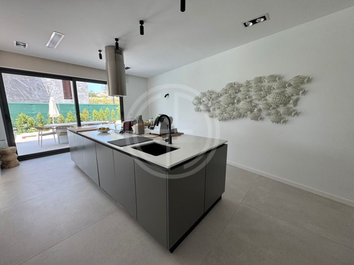 Image No.8-5 Bed House for sale