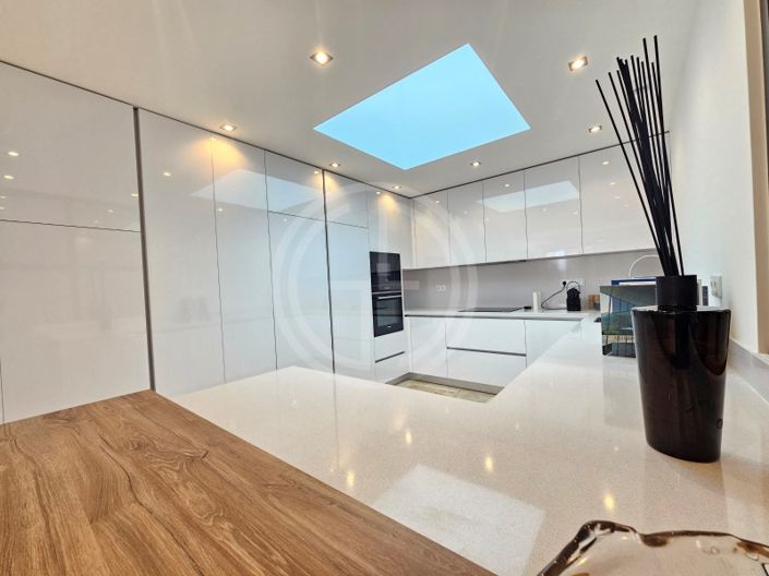 Image No.2-5 Bed House for sale