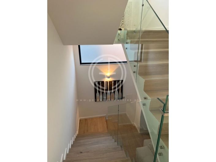 Image No.7-6 Bed House for sale