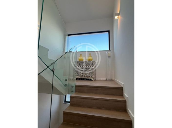 Image No.8-6 Bed House for sale