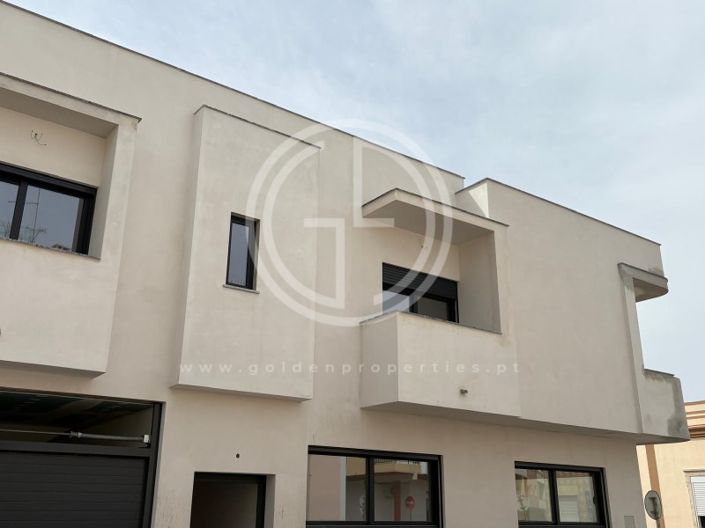 Image No.12-3 Bed House for sale