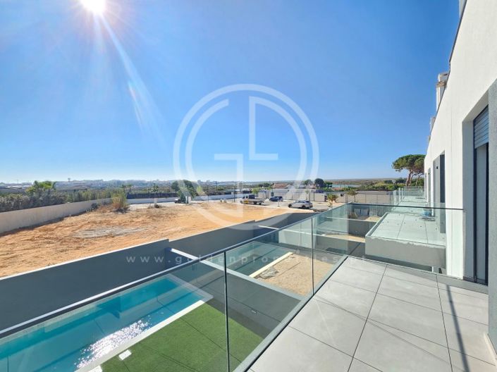 Image No.17-4 Bed House for sale