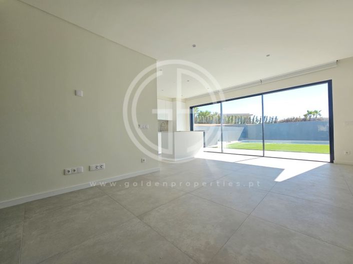 Image No.2-4 Bed House for sale