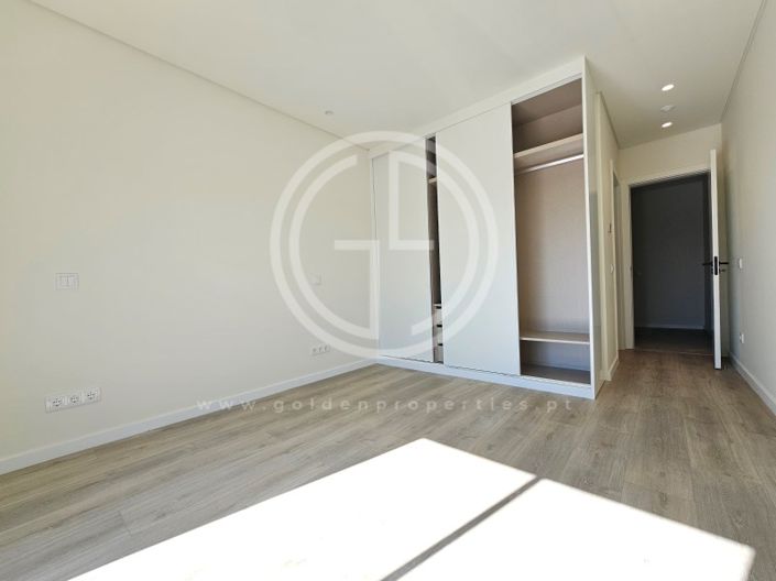 Image No.9-4 Bed House for sale