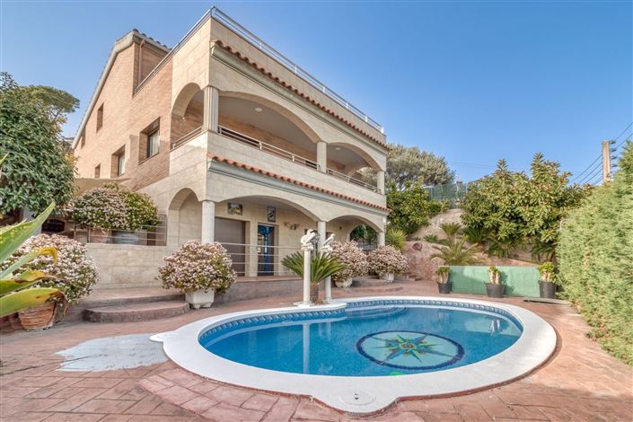 Image No.1-9 Bed Villa for sale