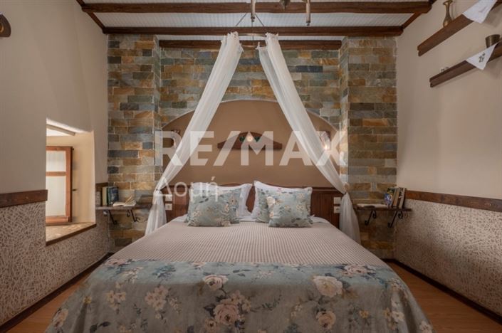 Image No.17-11 Bed Property for sale