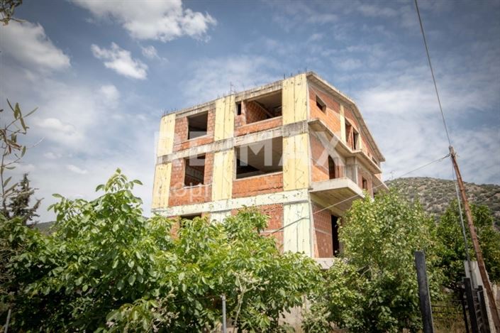 Image No.3-8 Bed Property for sale