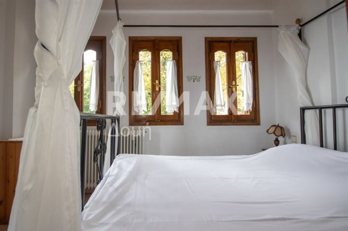 Image No.20-6 Bed Property for sale