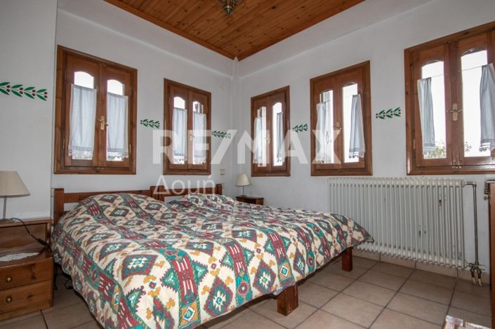 Image No.63-6 Bed Property for sale