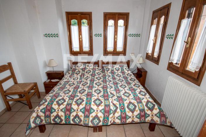 Image No.65-6 Bed Property for sale