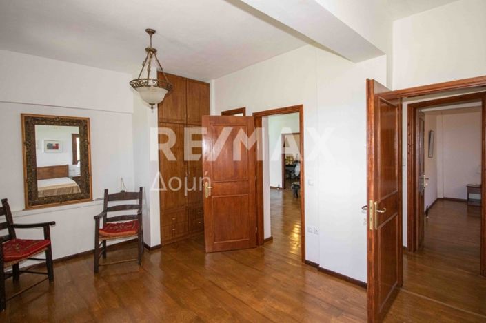 Image No.18-6 Bed Property for sale