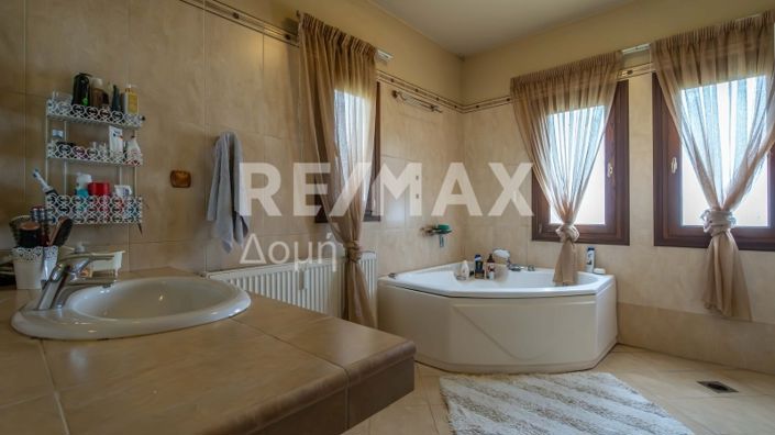 Image No.19-5 Bed Property for sale