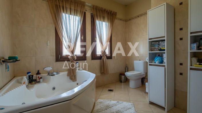 Image No.20-5 Bed Property for sale