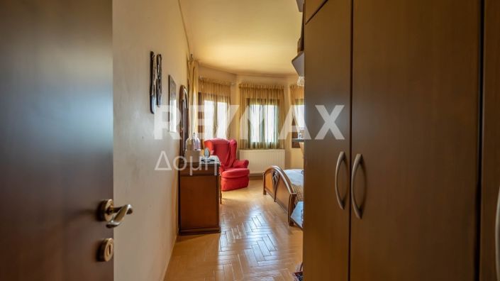 Image No.68-5 Bed Property for sale