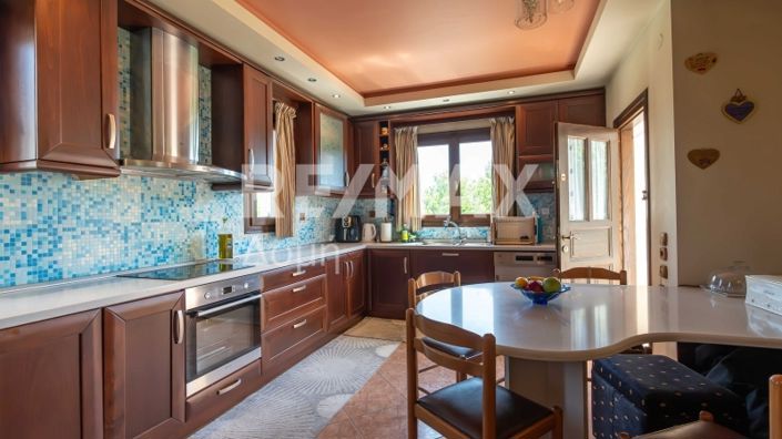 Image No.8-5 Bed Property for sale