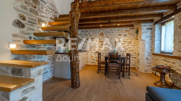 Image No.12-5 Bed Property for sale