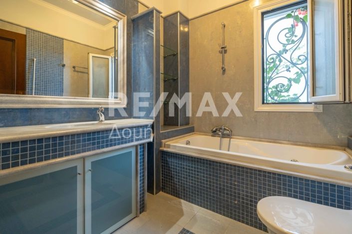 Image No.42-6 Bed Property for sale