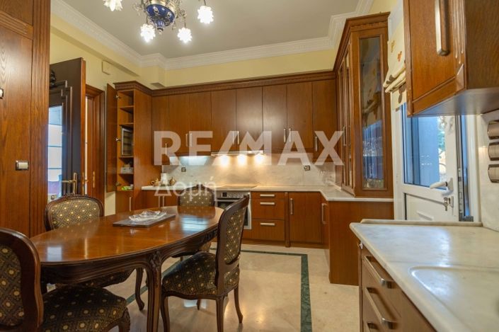 Image No.22-6 Bed Property for sale