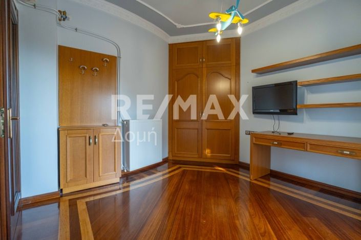 Image No.45-6 Bed Property for sale