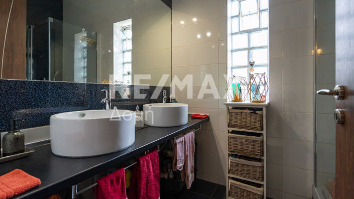 Image No.14-5 Bed Property for sale
