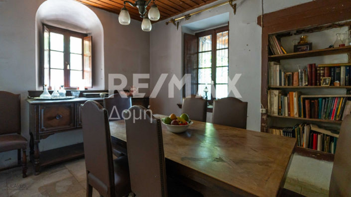 Image No.10-6 Bed Property for sale