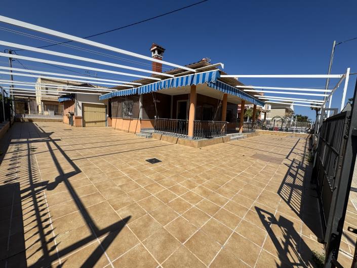 Image No.1-3 Bed Villa / Detached for sale