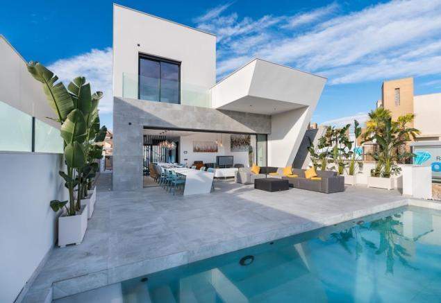 Image No.1-3 Bed Villa / Detached for sale