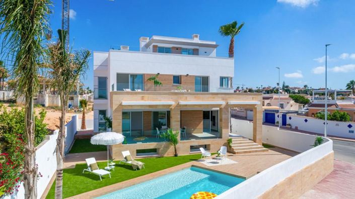Image No.1-4 Bed Villa / Detached for sale