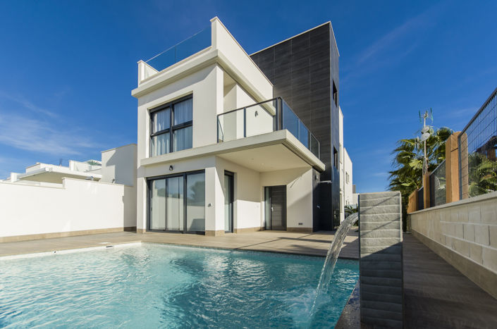 Image No.1-4 Bed Villa / Detached for sale