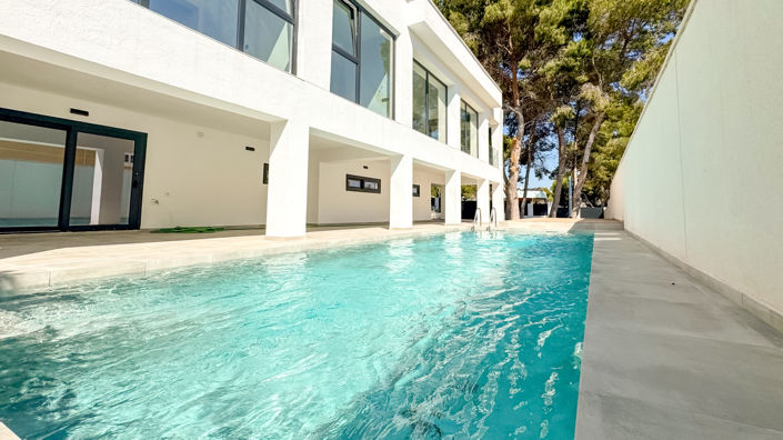 Image No.1-4 Bed Villa / Detached for sale