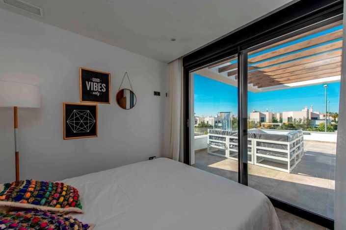 Image No.14-4 Bed Villa / Detached for sale