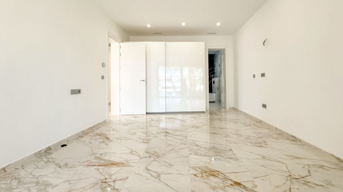 Image No.13-4 Bed Villa / Detached for sale