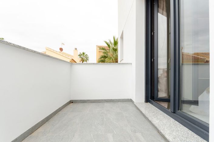 Image No.10-3 Bed Villa / Detached for sale