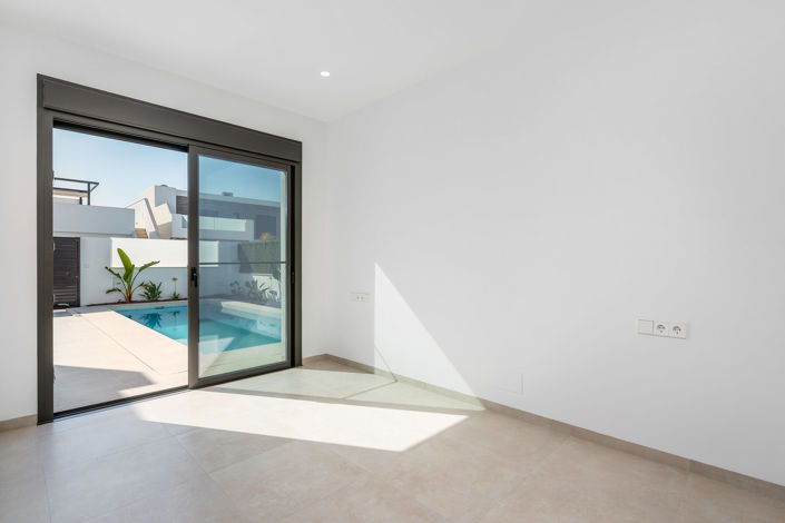Image No.17-3 Bed Villa / Detached for sale