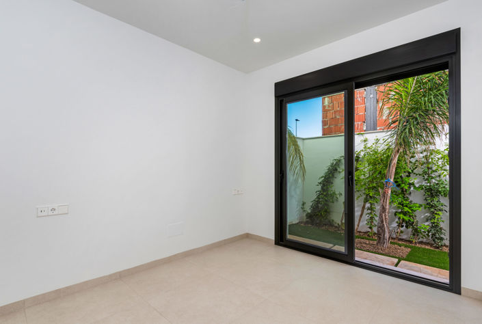 Image No.24-3 Bed Villa / Detached for sale