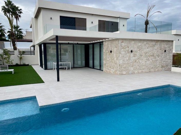 Image No.2-3 Bed Villa / Detached for sale