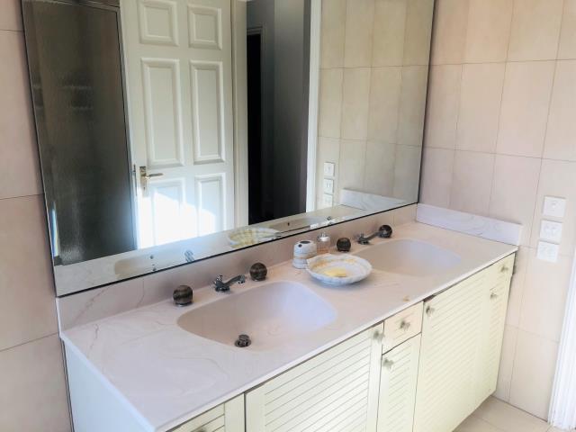 Image No.12-5 Bed Villa / Detached for sale