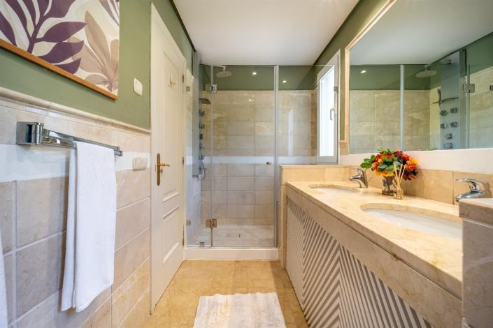 Image No.18-3 Bed Apartment for sale