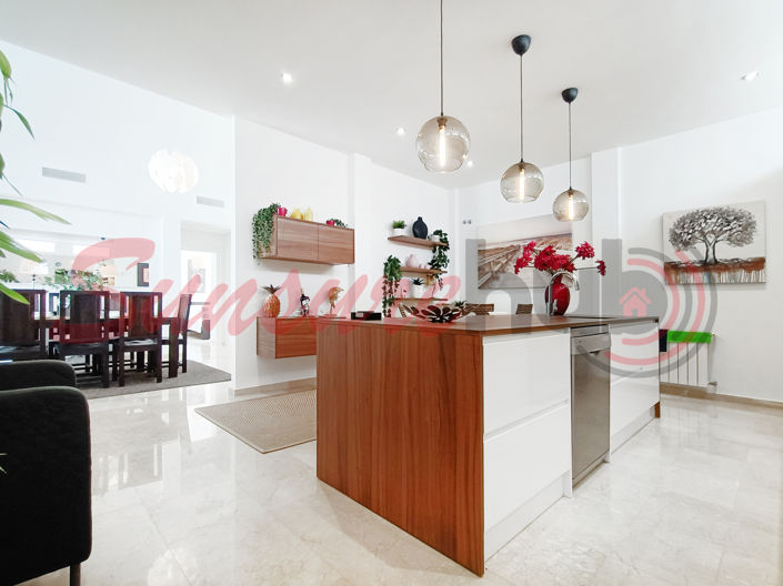 Image No.8-5 Bed Property for sale