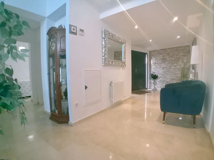 Image No.3-4 Bed Villa for sale